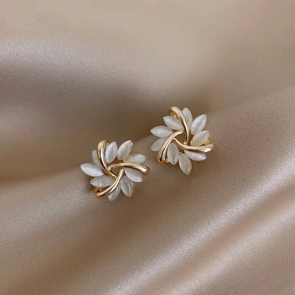 Elegante Goldohrringe mit exquisiten Opalblumen-Designs