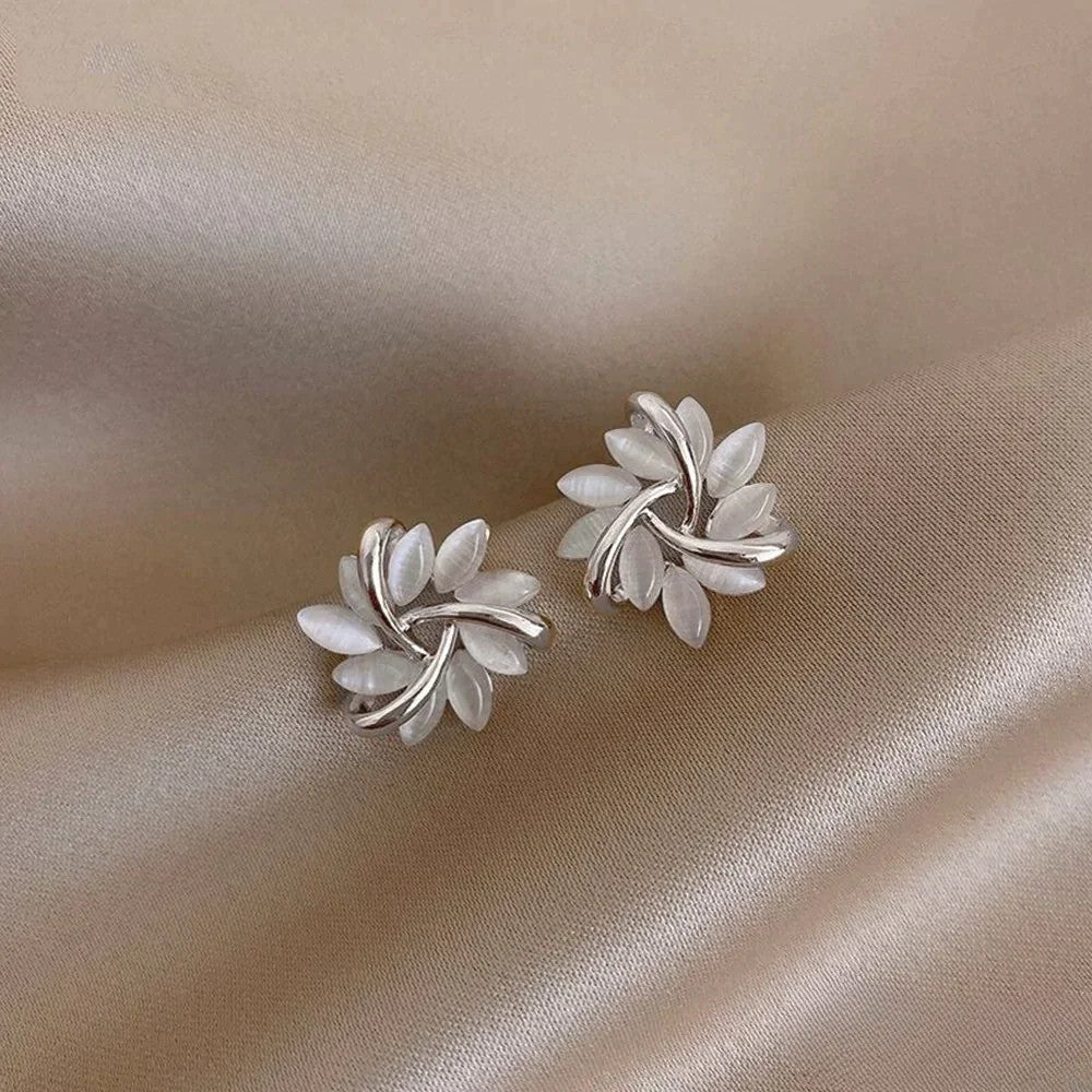 Elegante Goldohrringe mit exquisiten Opalblumen-Designs